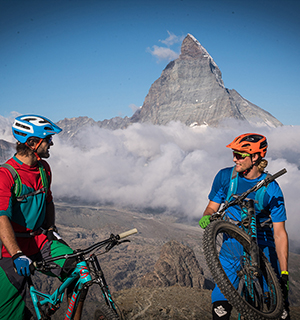 Mountainbiker vor Matterhorn